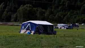 Første teltet er kommet opp på sletta.